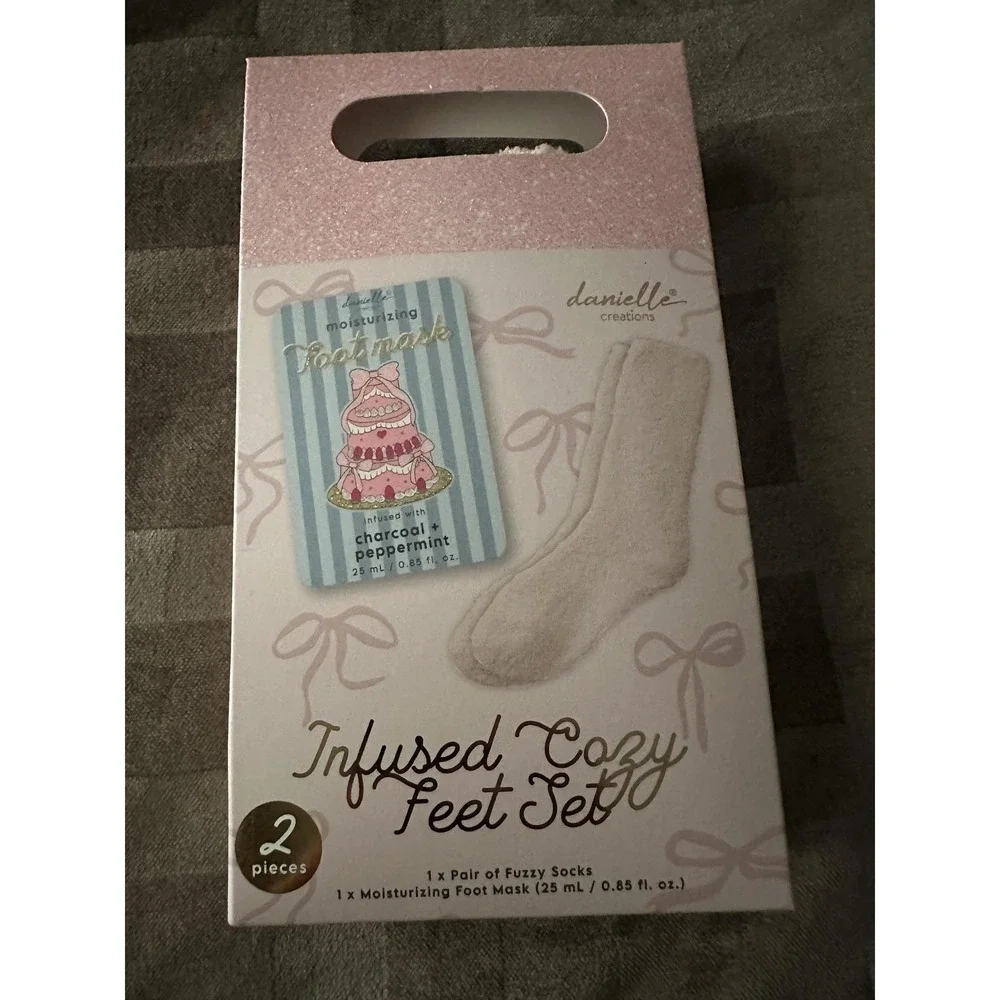 Danielle Creations Pink Infused Cozy Feet Set Fuzzy Socks Foot Mask Peppermint